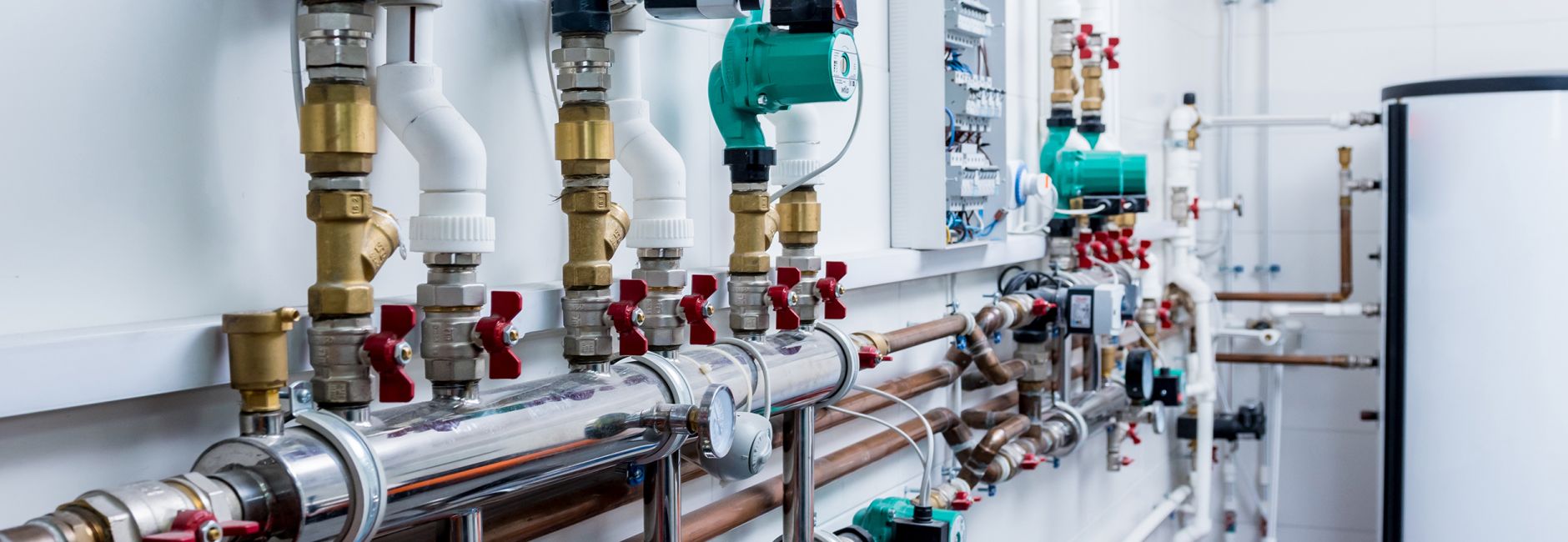 Komplexe Heizungsanlage mit Rohren, Ventilen und Steuerungskomponenten in einem technischen Heizungsraum – Beispiel für Heizungen & Heizsysteme bei WEME GmbH Heizung & Sanitär